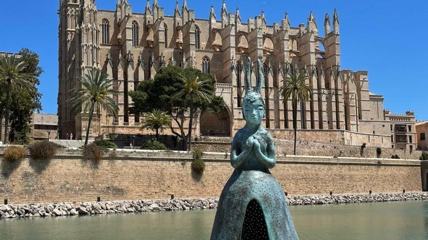 Die Figur Usagi Kannon von Leiko Ikemura im Parc de la Mar in Palma de Mallorca.