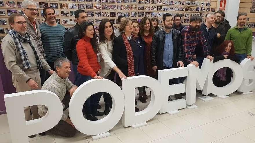 Miembros de la lista municipal de Podemos, ayer, en la sede del partido.