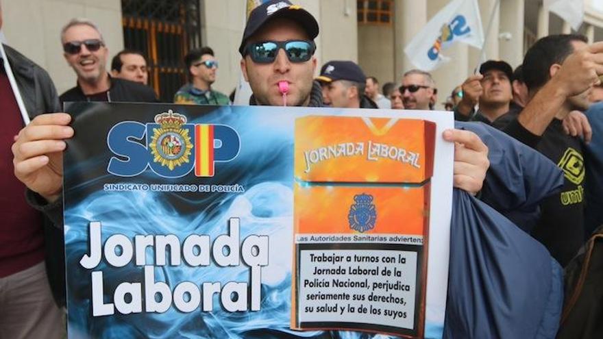 Un miembro de la Policía Nacinal, durante la protesta.