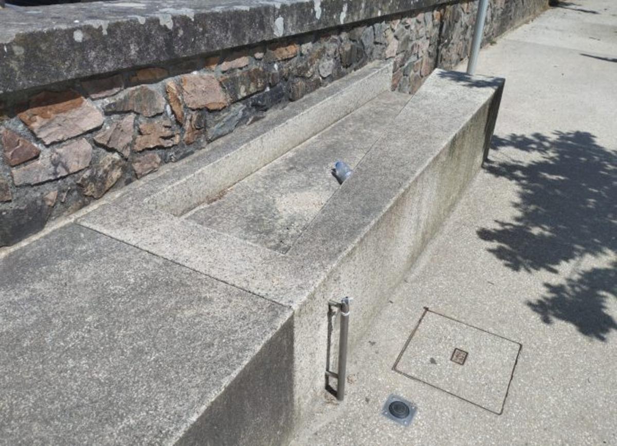 Fuente en la Praza do Mercado, sin agua ni grifo. | L.D.