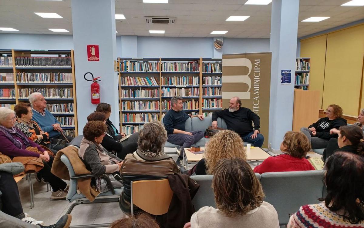 Los escritores Toni Montserrat y Lluís Ferrer en Santa Eulària. | 