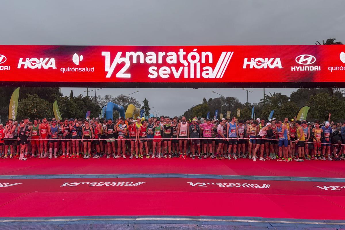 SEVILLA, 25/01/2026.- Salida del Medio Maratón de Sevilla este domingo en la capital andaluza. EFE/ Laura Rincón