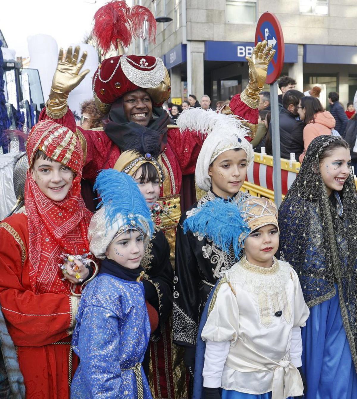 La Cabalgata de Reyes de Santiago tuvo como punto de partida la Praza da Mercé / j.prieto