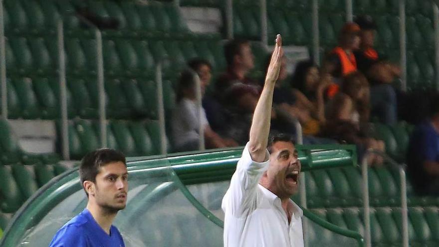 Héctor, junto a Fernando Hierro, momentos antes de su debut esta temporada.