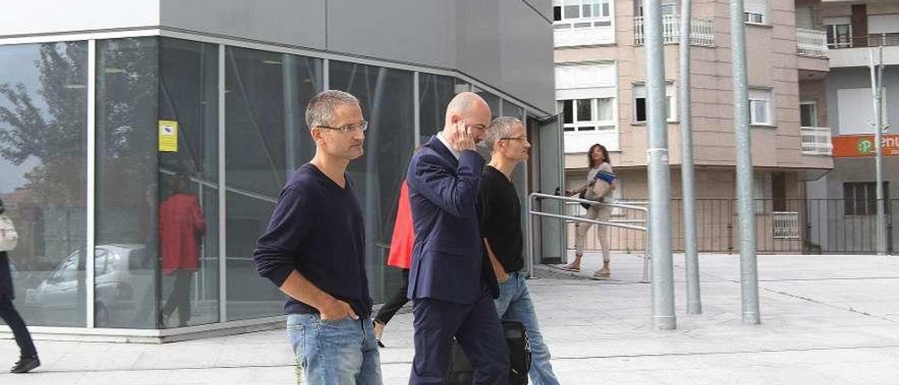 Los policías gemelos Roy y Bernardo D. L., junto a su abogado. // Iñaki Osorio