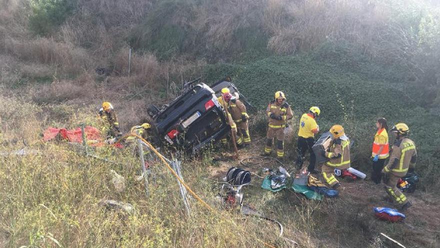 Un vehicle cau per un marge de la C-16, a Sant Fruitós, i els tres ocupants resulten ferits