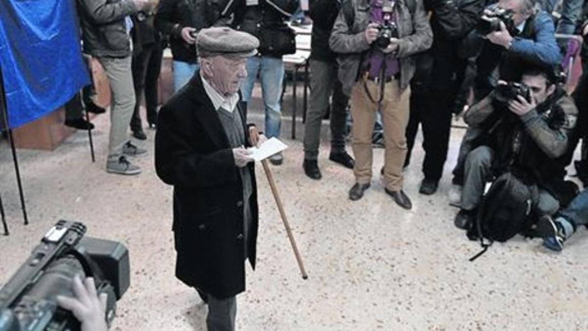 Un anciano griego se dispone a votar, ayer en Atenas.