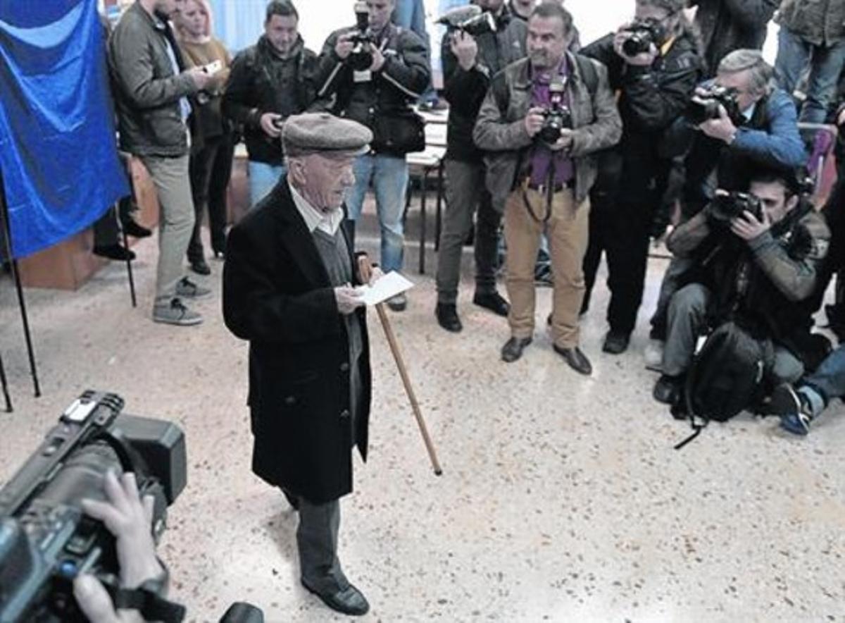 Un home grec es disposa a votar, ahir a Atenes. Un home grec es disposa a votar, ahir a Atenes.