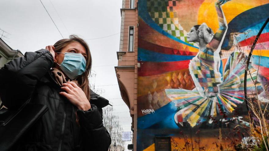 Una mujer con mascarilla en Moscú.