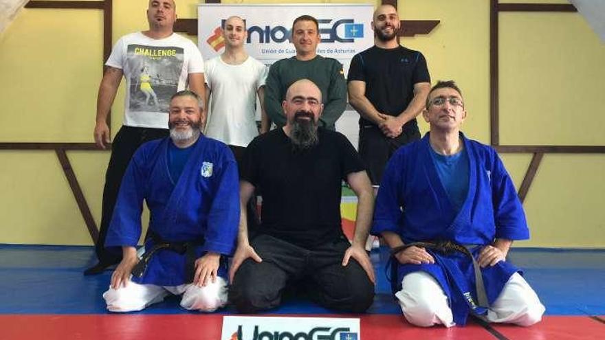 Algunos de los participantes en el curso de defensa personal de la Unión de Guardias Civiles, en el gimnasio de Cangas de Onís.