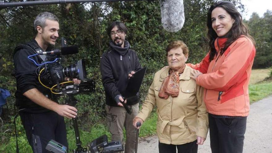 O equipo de gravación, en Feáns, con Nieves Fernández, no primeiro día de rodaxe do documental &#039;Esquece Monelos&#039;.
