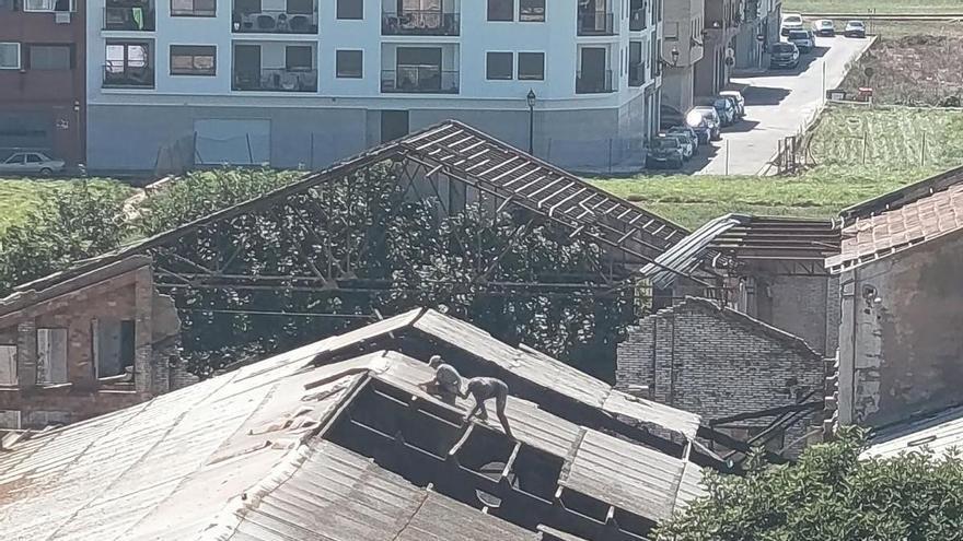 La antigua vaquería de Tavernes Blanques, dos años después del incendio: ocupada y a la espera de una solución