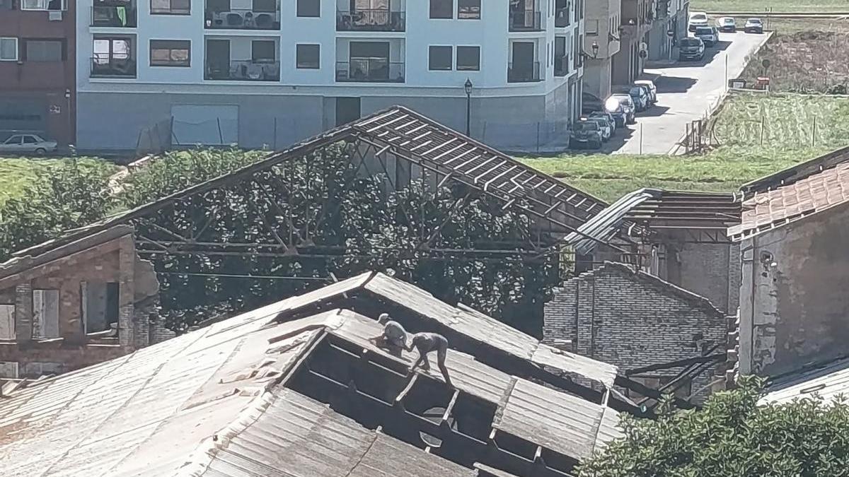 Dos hombres robando presuntamente chapa de la cubierta de la vaquería de Tavernes Blanques.