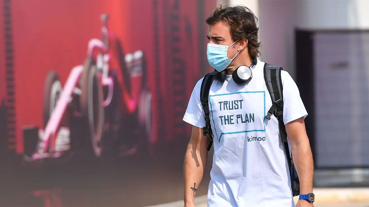 La camiseta con la que Alonso llegó a Catar ya recordaba su famoso 'El Plan'