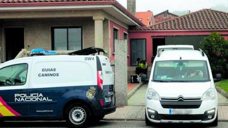 La Policía Nacional inspecciona una vivienda en Galicia, ligada al abordaje del velero con droga.