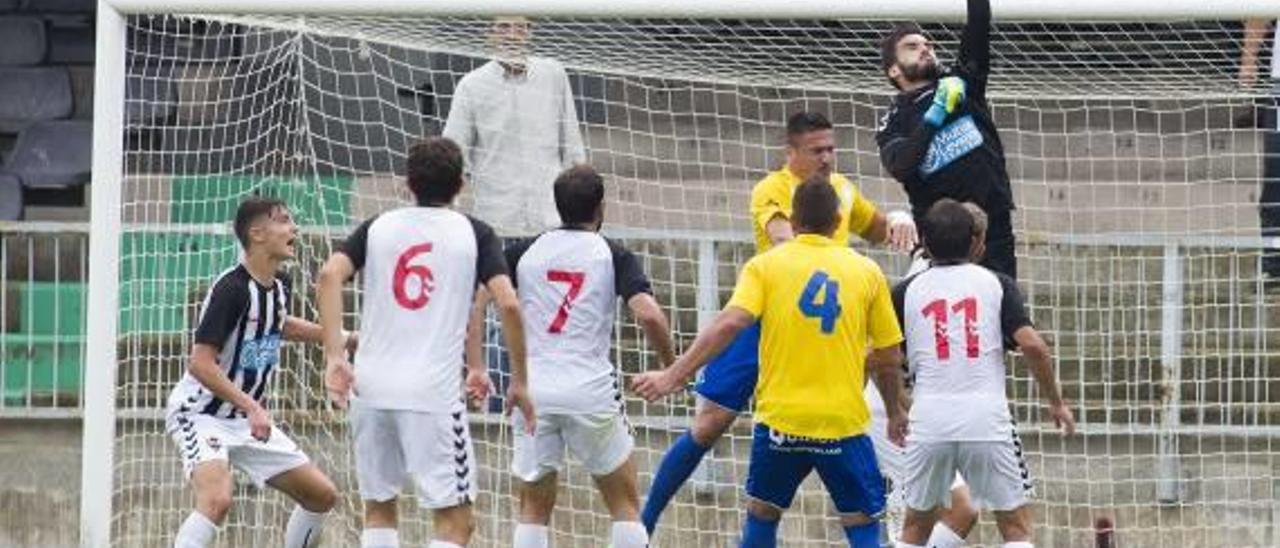 El valenciano Álvaro Campos es uno de los mejores guardametas que hay en el grupo VI de la Tercera División.