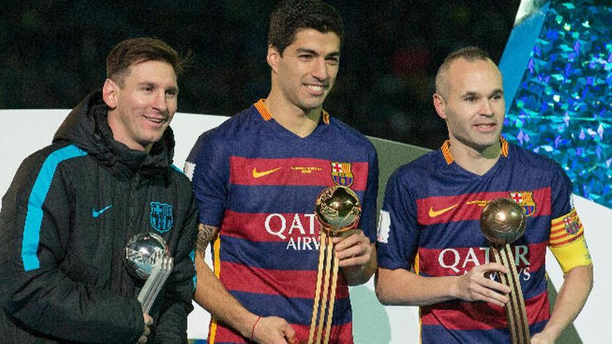 Messi, Suárez e Iniesta posan con sus trofeos.