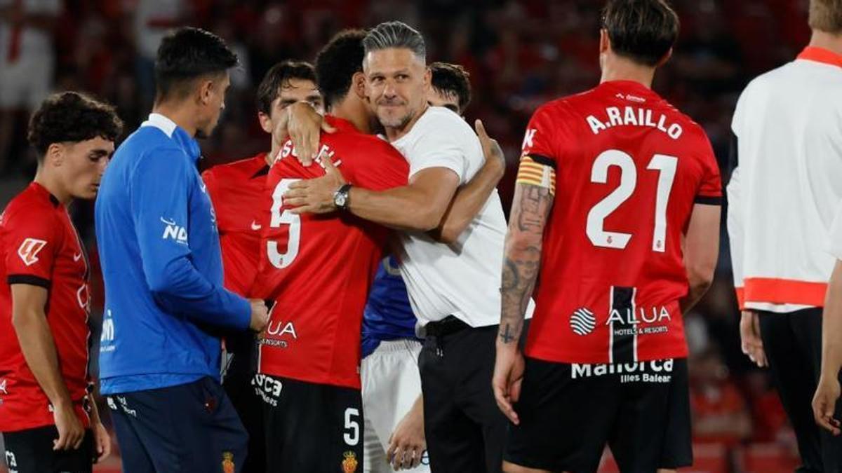 Demichelis se abraza a Omar Mascarell tras confirmarse el descenso a Segunda ante el Oviedo.