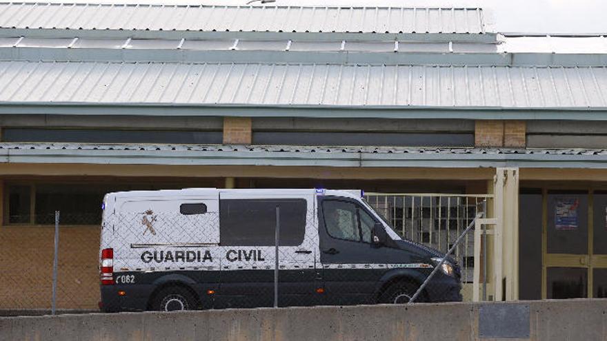 Furgón policial que condujo ayer a Ángel María Villar y a su hijo Gokka hasta la prisión de Soto del Real.