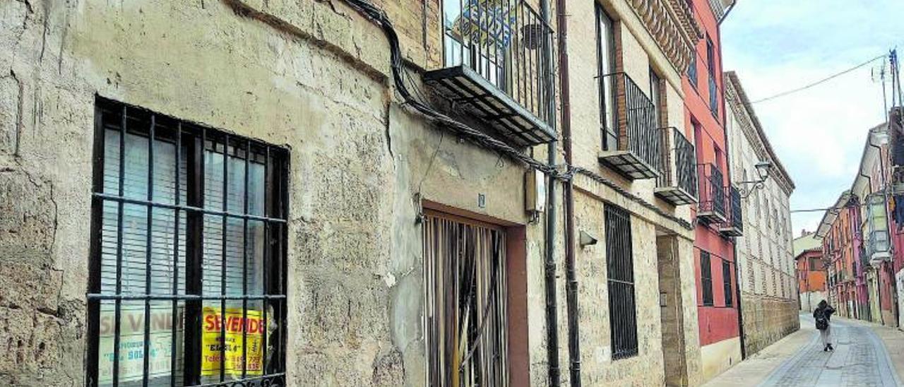 Vivienda antigua en venta situada en una de las arterias principales del casco histórico, la calle San Lorenzo.  | M. J. C.