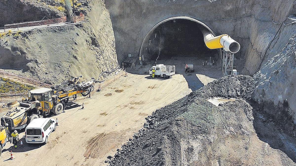 Vista general de las obras que se llevan a cabo en el túnel, dentro de la nueva carretera de Agaete a La Aldea. | | LP/DLP