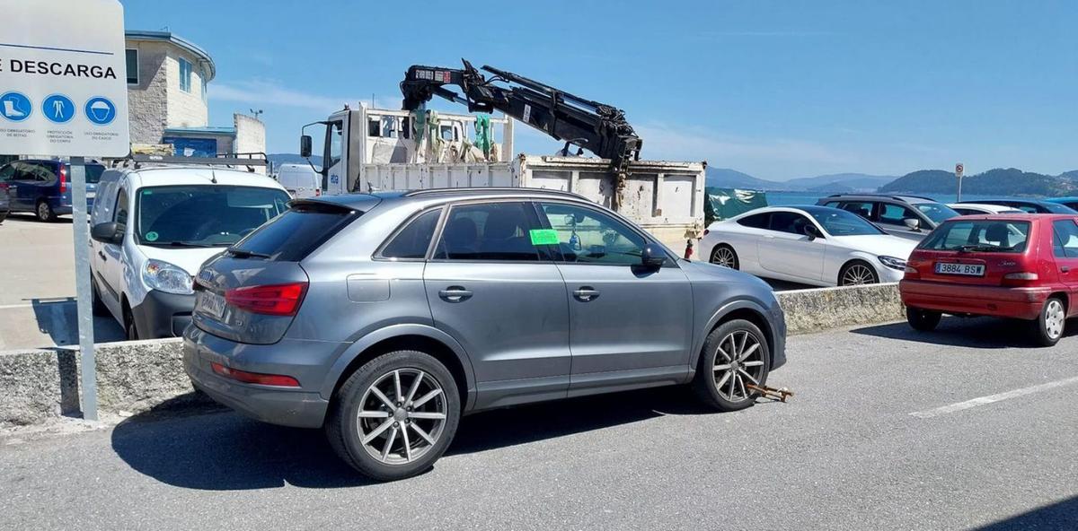 El Audi Q3, precintado y con el cepo de la Policía Local, delante de la lonja de Bueu. |   // GONZALO NÚÑEZ