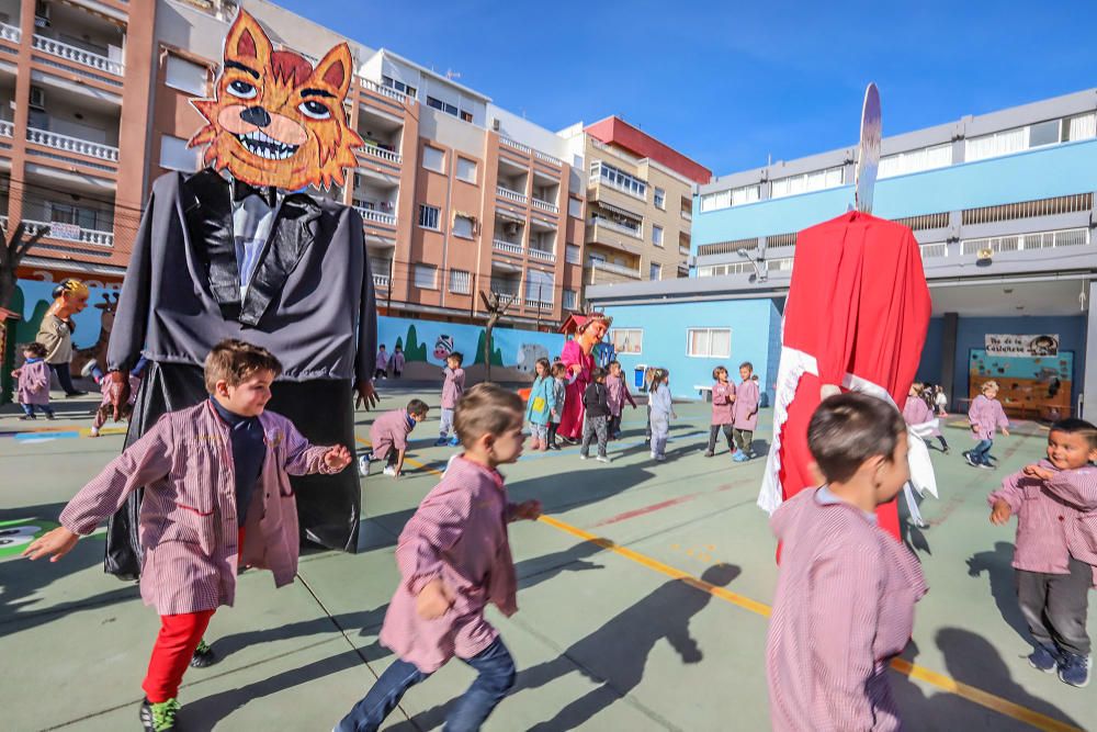 Los profesores recrean la tradición del pasacalles de La Charamita en el patio del Colegio Público Cuba durante las fiestas patronales