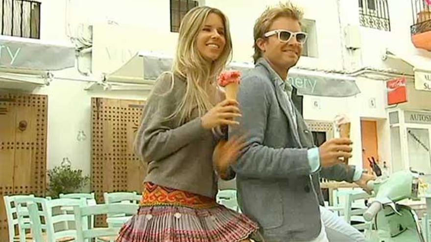 Rosberg y su pareja posan frente al nuevo establecimiento montados en un Vespa.