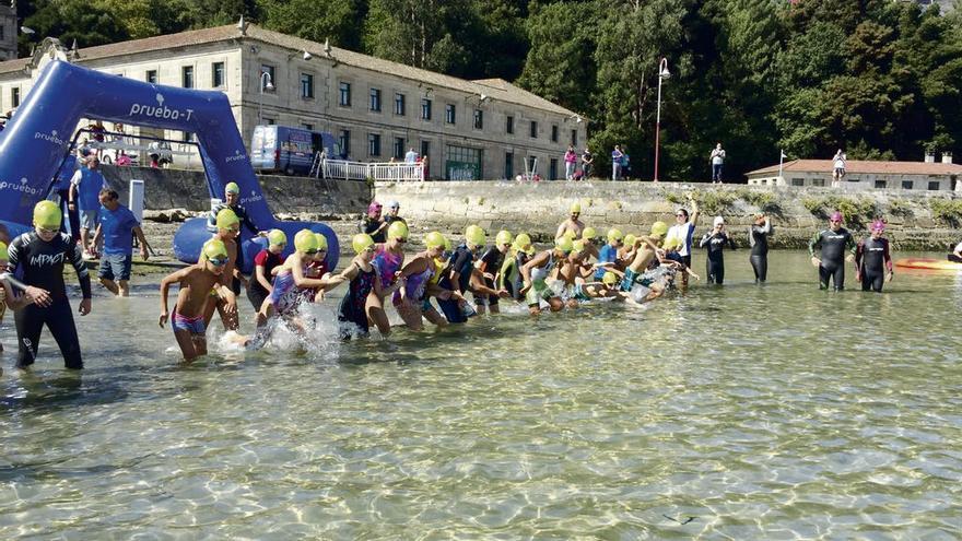 Los participantes en una de las pruebas de la Travesía a Nado Vigo Rías Baixas, ayer, en Ríos (Teis).