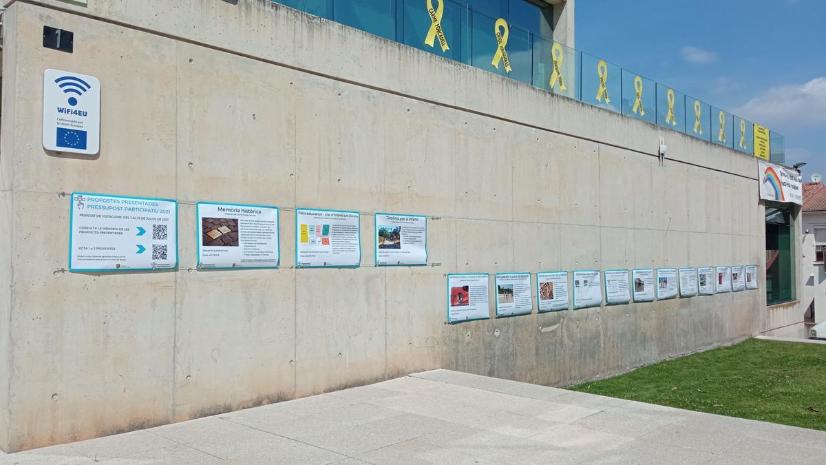 Projectes exposats a la façana de l&#039;Ajuntament de Sant Fruitós