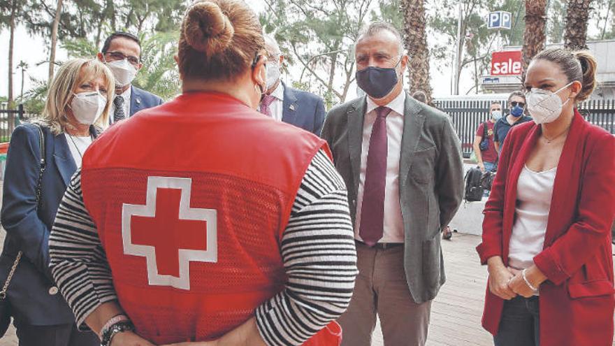 Ángel Víctor Torres y Noemí Santana en Cruz Roja.