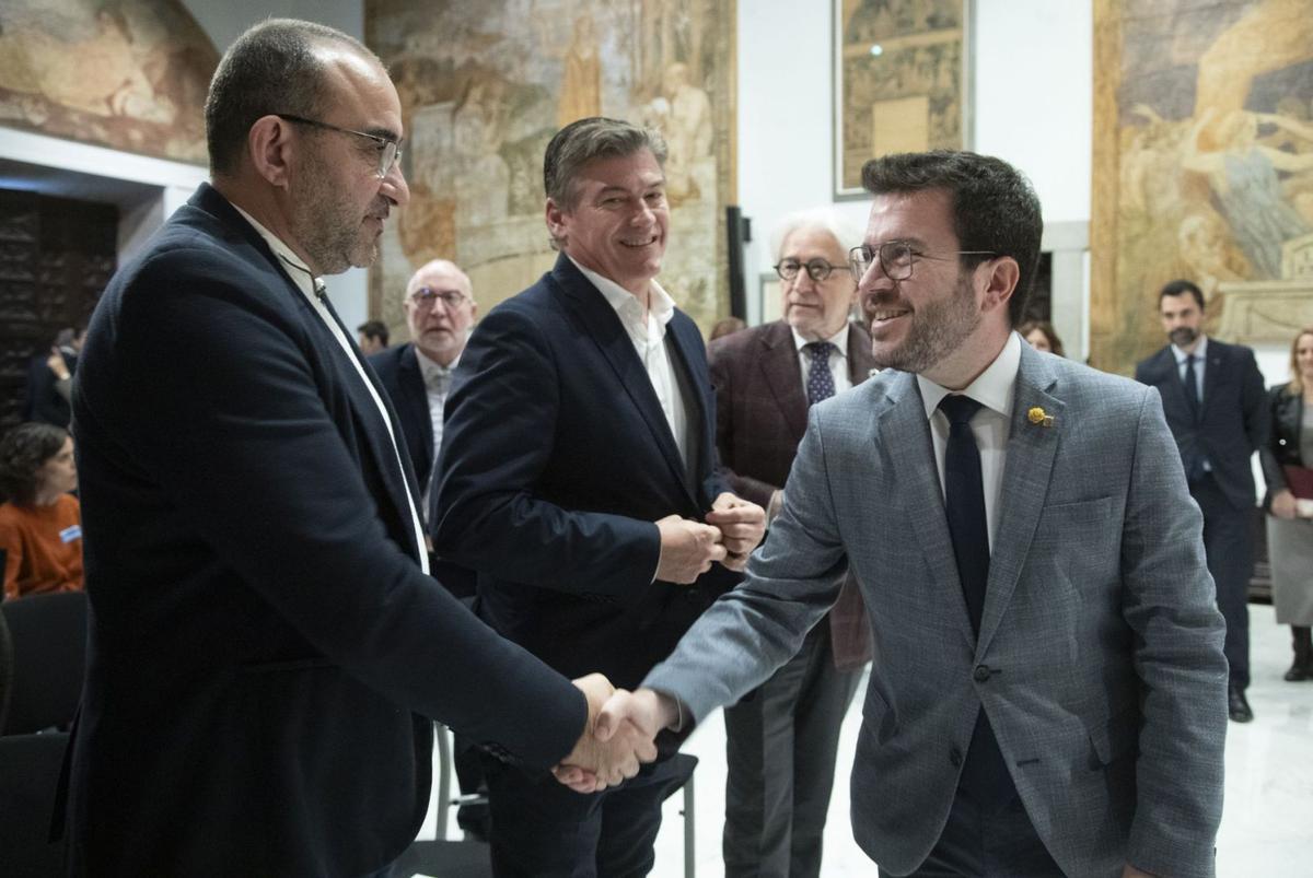 Aragonès tanca amb els agents socials un acord de mínims per als comptes