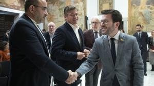 Aragonès tanca amb els agents socials un acord de mínims per als comptes