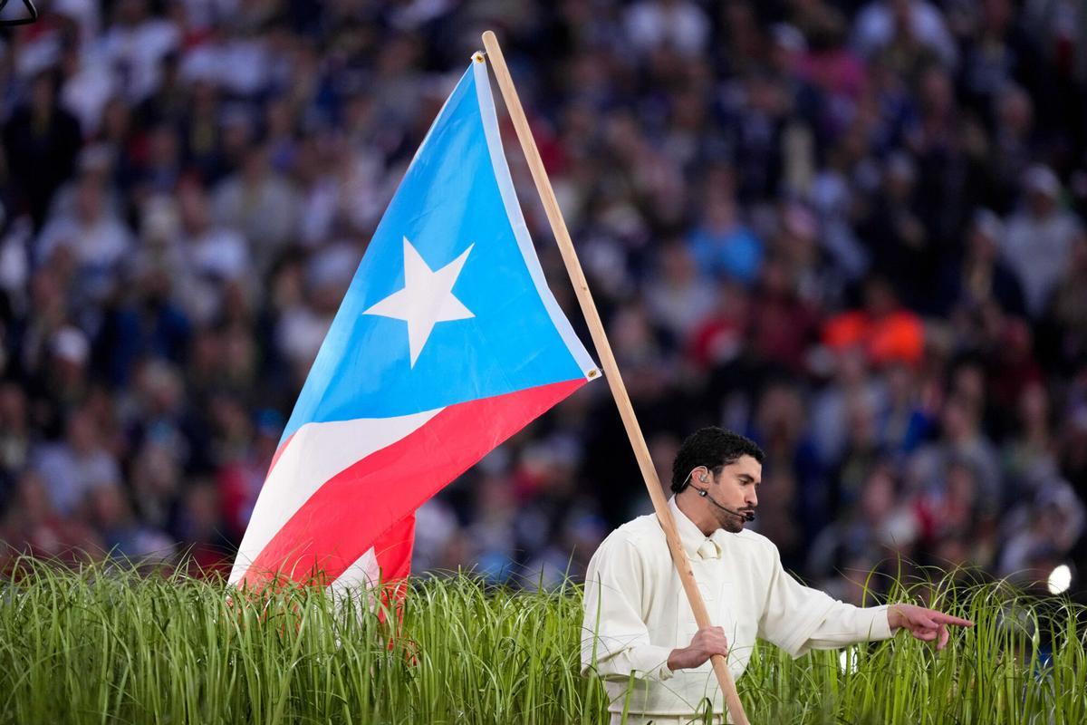 Bad Bunny con una bandera de Puerto Rico, durante su actuación en el descanso de la Super Bowl 2026, el 8 de febrero en Santa Clara (California, EEUU).