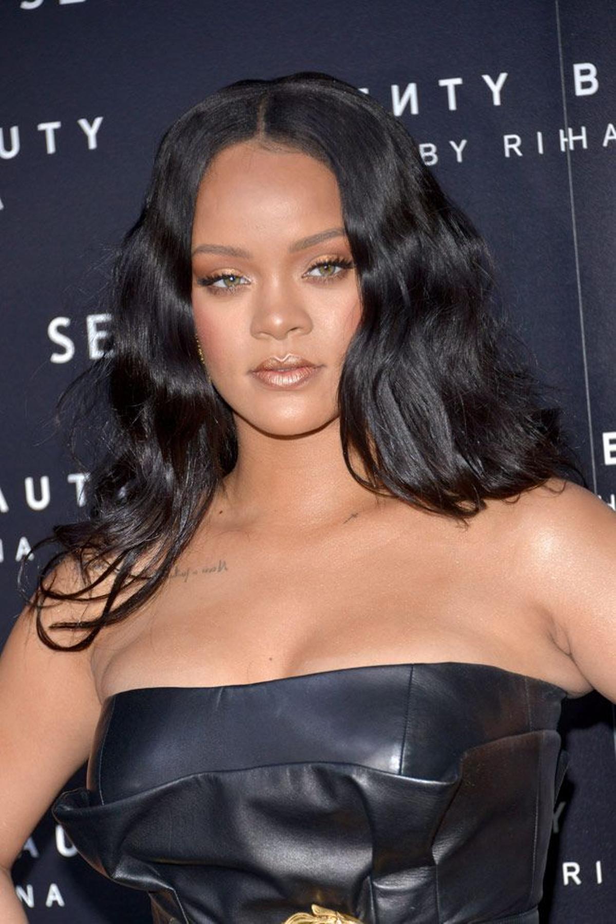 El look beauty y dorado de Rihanna