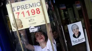 Empresaria, religiosa y castiza: ¿Quién era 'Doña Manolita', la autora que da nombre al icónico punto de ventas de la Lotería?