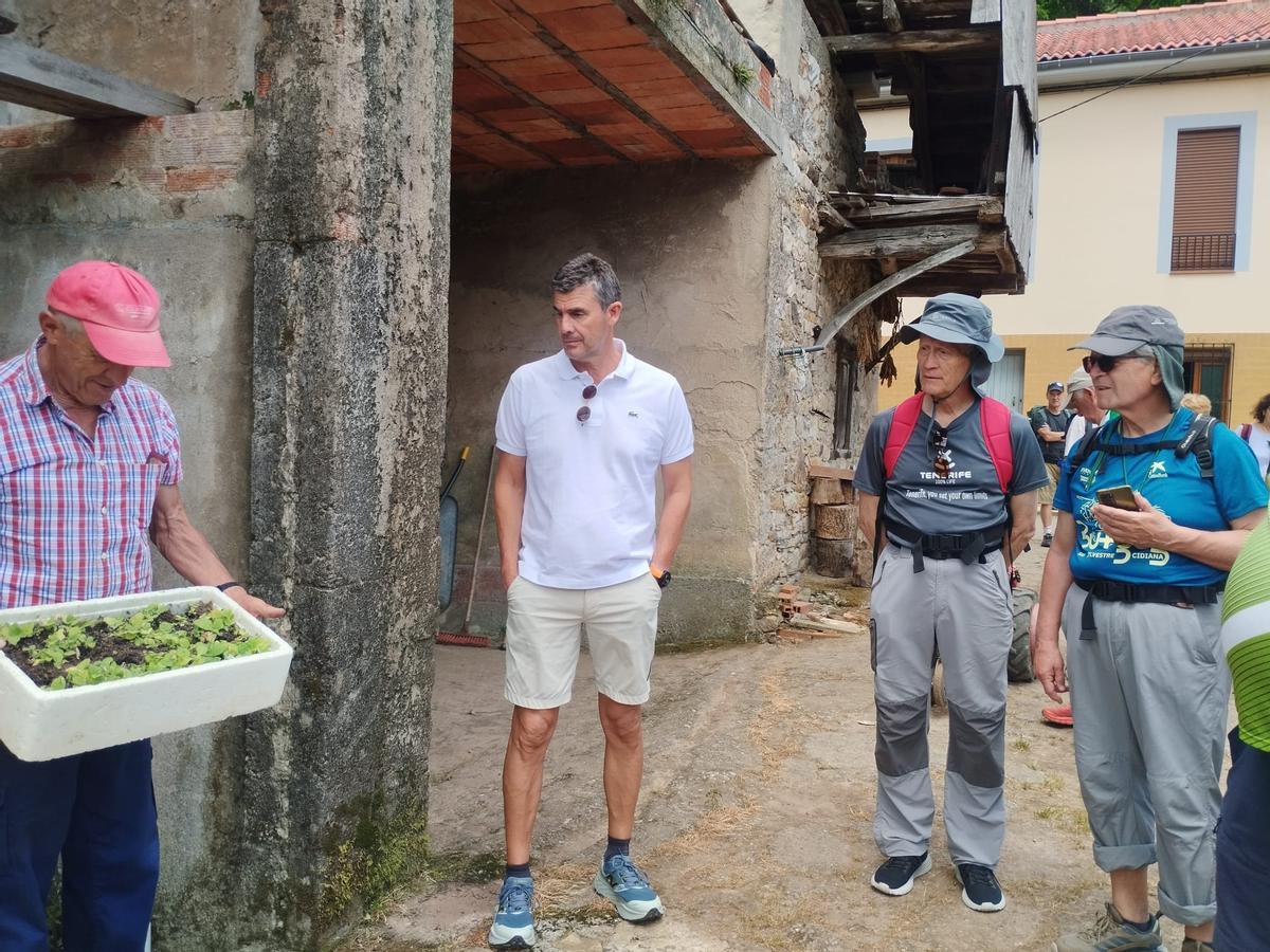 A la izquierda, Juan Manuel Fernández muestra un semillero de planta de tabaco a los visitantes.