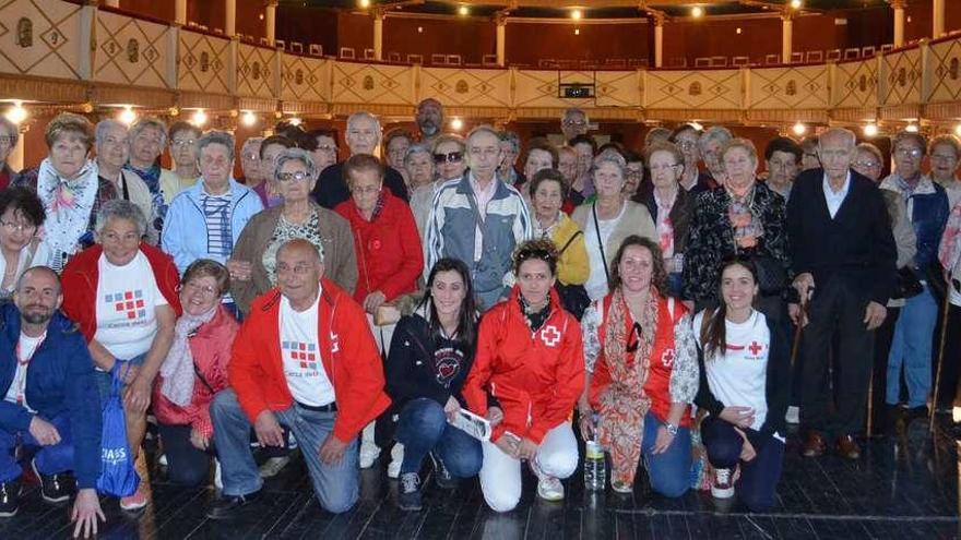 Grupo de participantes en el paseo cultural urbano organizado por Cruz Roja en la X Semana de los Mayores, en su visita al Reina Sofía.