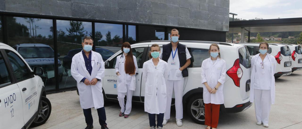 Parte del equipo de Hospitalización a Domicilio, ayer, con sus vehículos, en el recinto del Hospital Álvaro Cunqueiro. // Alba Villar