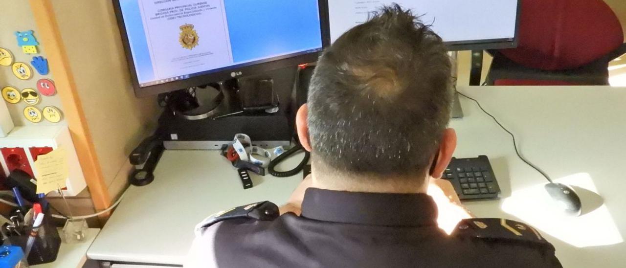Un policía investiga delitos telemáticos en una comisaría gallega.