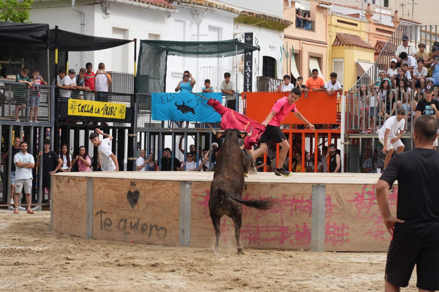 El Grau da inicio a las fiestas de Sant Pere con pólvora, bous y música