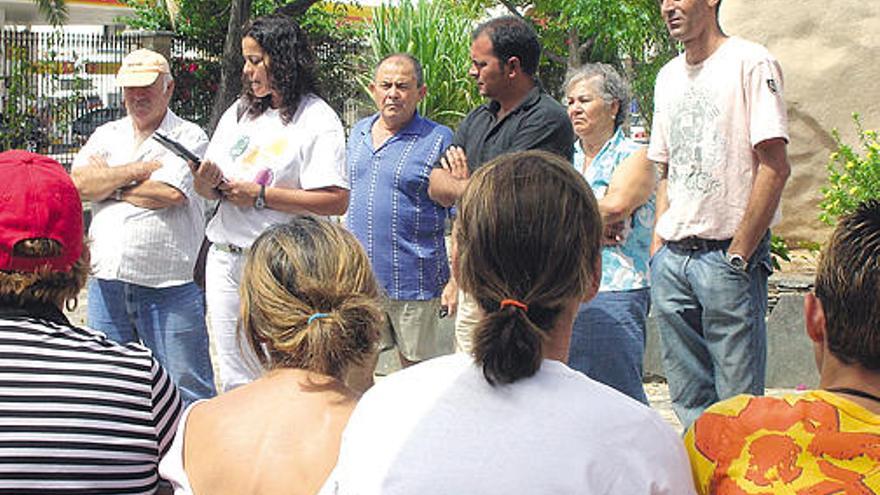 Vecinos contrarios a la construcción de la cárcel leen un manifiesto, ayer.