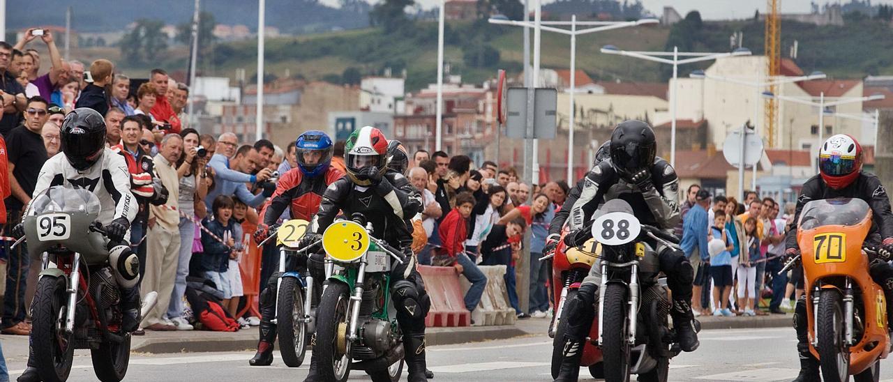 La parrilla de salida de una carrera de motos celebrada hace una década en la ría de Avilés a semejanza de las organizadas en los años sesenta. | Ricardo Solís