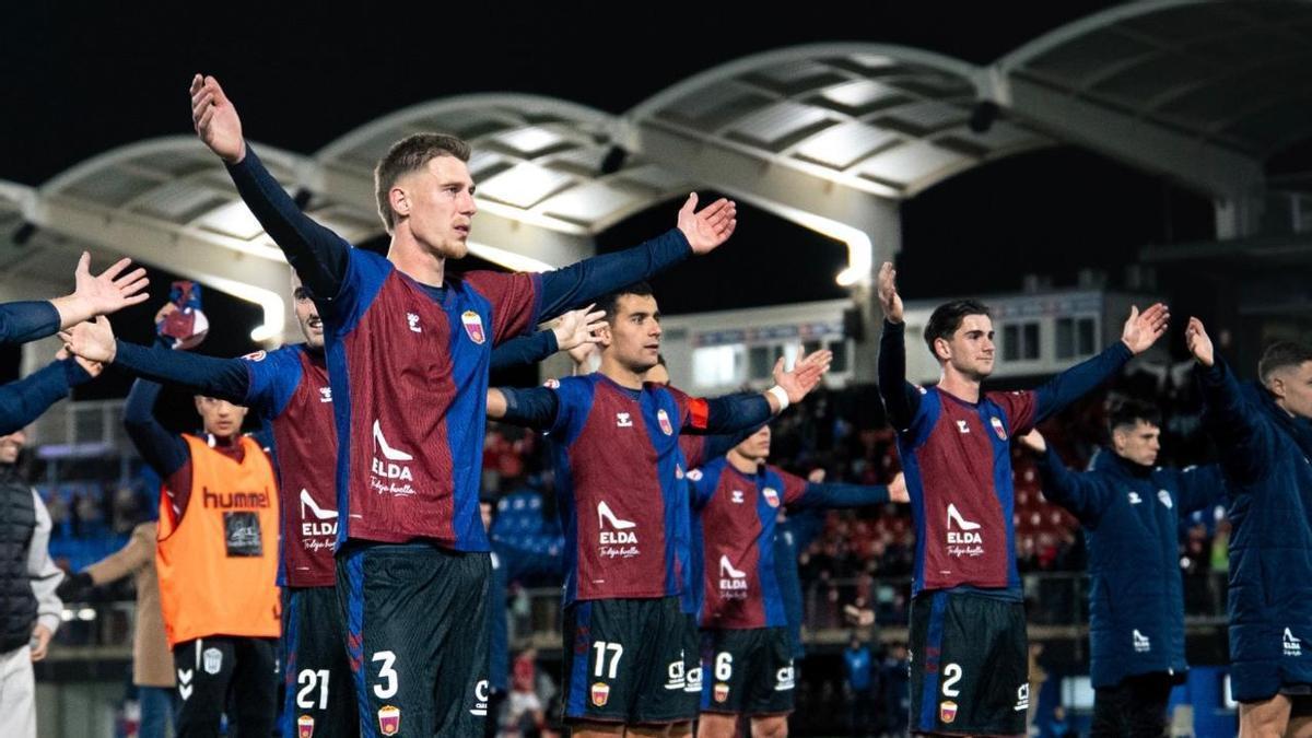 El Eldense agradece a la afición tras un partido.