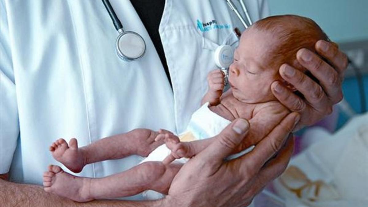 Imagen de un bebé prematuro nacido en Sant Joan de Déu que puede verse en la muestra del Palau Robert.