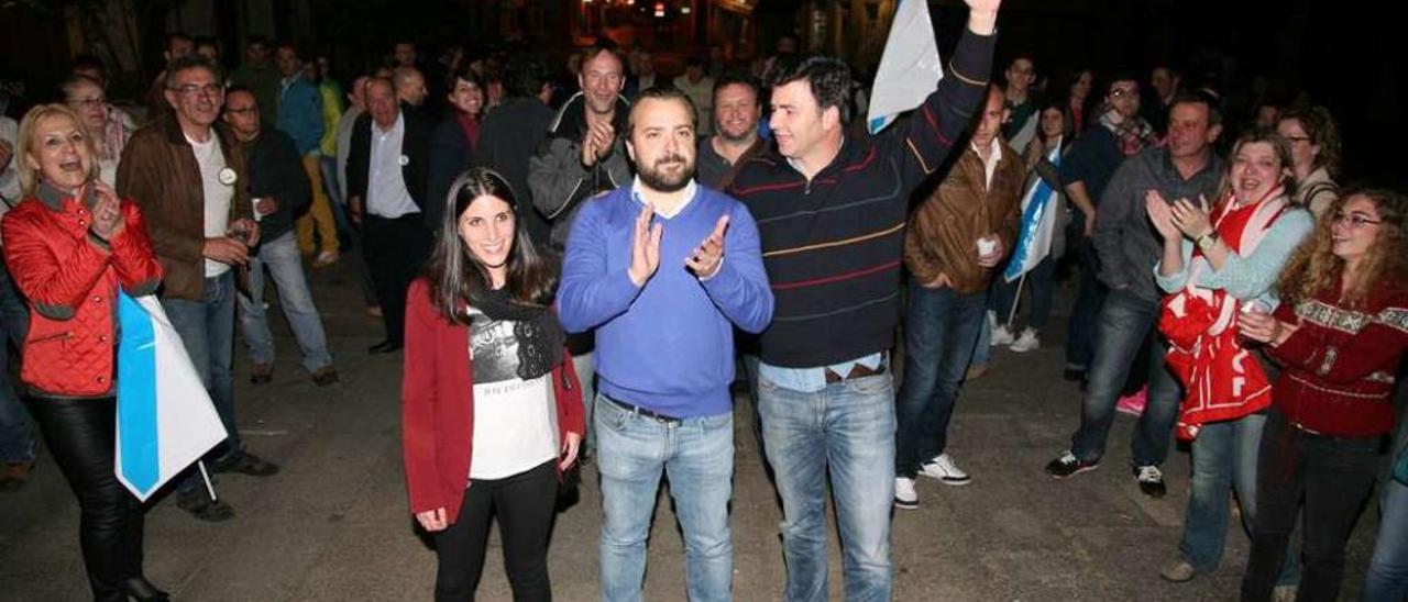 Cuiña, flaqueado por Peña y por Casares, la madrugada del 24-M en la Praza da Igrexa. // Bernabé/Luismy