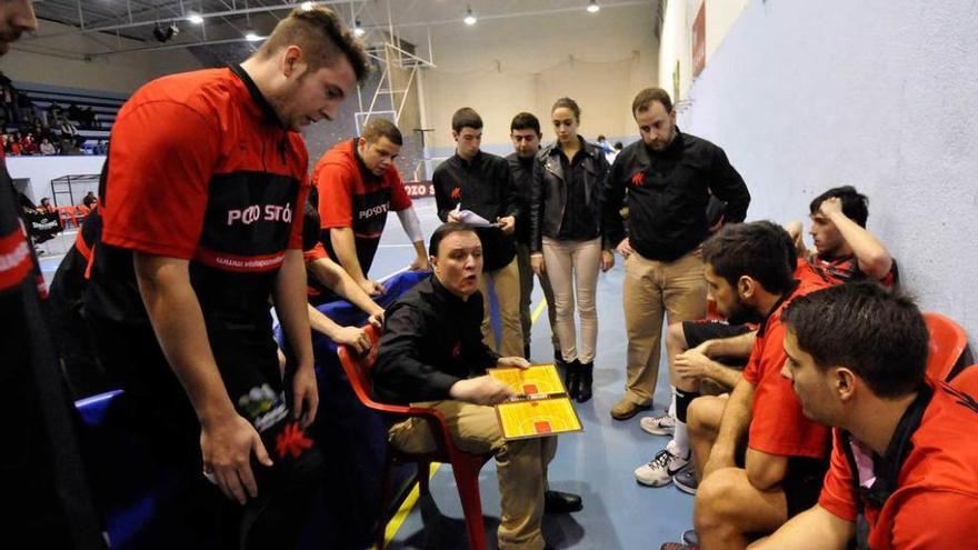 Álvarez da instrucciones a sus jugadores durante un tiempo muerto.