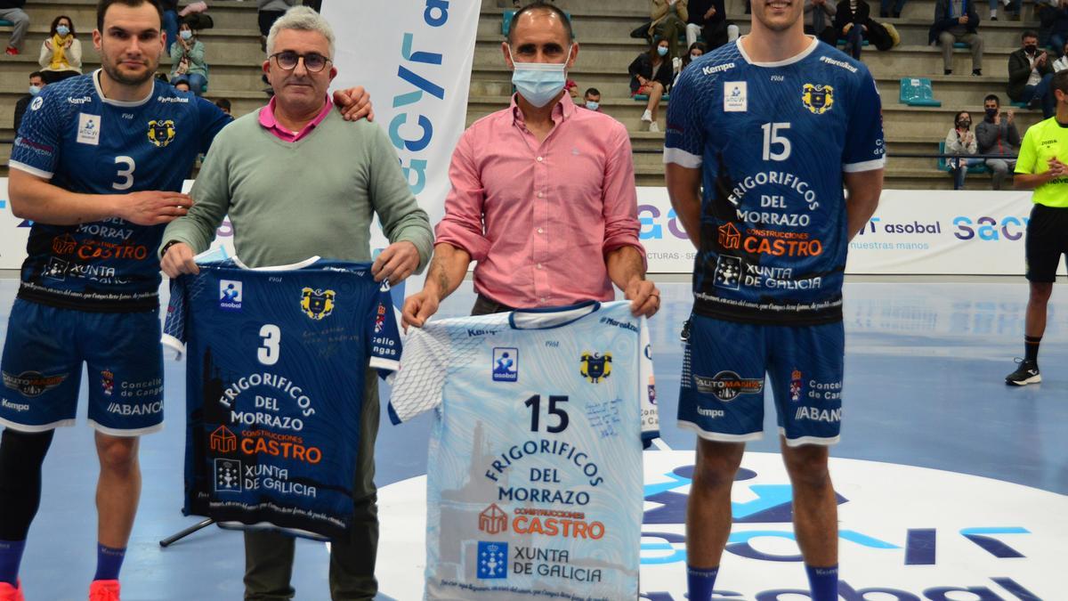 Moisés Simes y David Iglesias, ambos naturales de Bueu, entregaron sendas camisetas al presidente del Bueu Atlético, Manuel Castro, y al edil de Deportes, Ricardo Verde, por la ayuda del club y del Concello durante las obras de O Gatañal