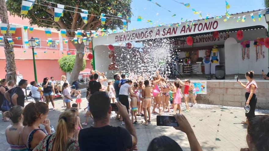 Música, romería y espuma en las fiestas de San Antonio