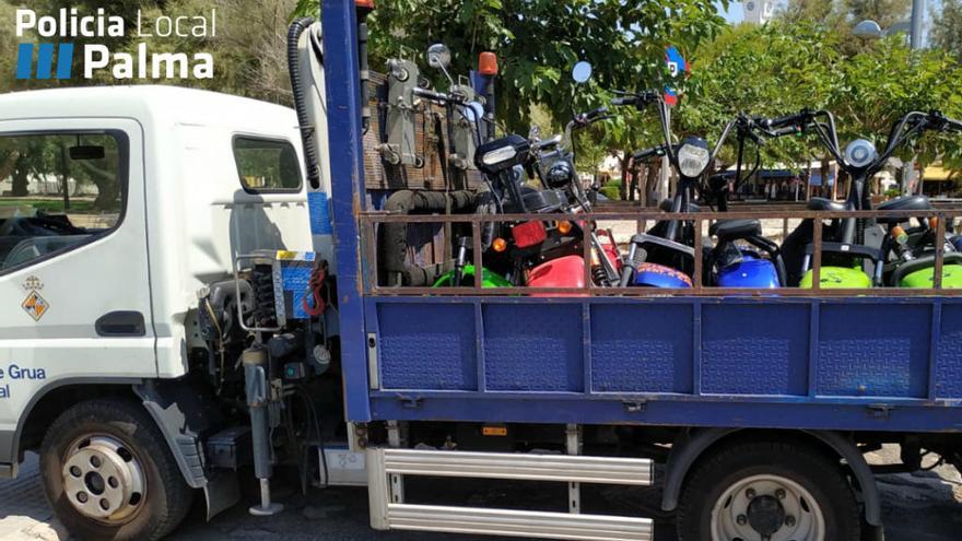 La Policía Local retira 15 motocicletas eléctricas en la Playa de Palma